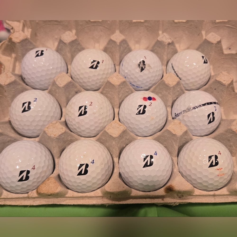 12 Bridgestone White golf balls. Tour B XS, Tour B X, Tour RX. VG Condition